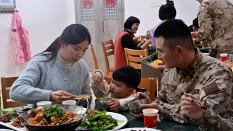 “金牌厨师”班长掌勺年夜饭：让军营“盛”满家的暖意