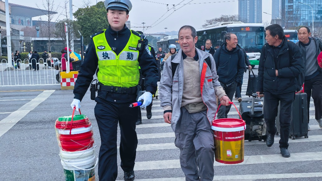 新春走基层 | 武汉“00后”民警春节群像：在岗守团圆