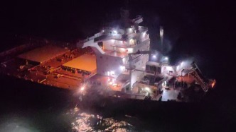 新加坡籍散货船“曼迪”轮在海上机舱失火，致2人死亡