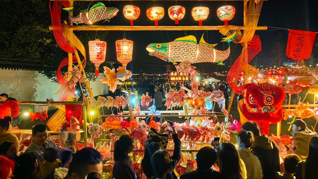 放馬過(guò)來(lái)，“申”情款待丨逛燈會(huì)“軋鬧猛”，來(lái)過(guò)個(gè)“龍馬精神”的時(shí)髦新年