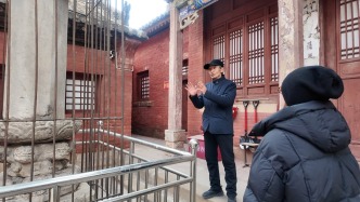 新春走基层丨退而不休的守寺人：义务讲解员，为国保嘉祥寺写下30万字传记