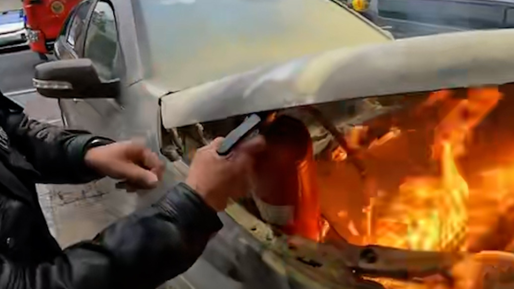偶遇車輛自燃，25歲小伙年初一熟練協(xié)助滅火