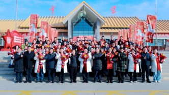 农民合唱团春晚归来，中卫市委书记刘国强接机