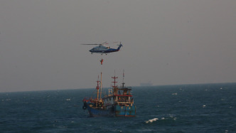 海空接力！海警衢山舰紧急救援受伤渔民