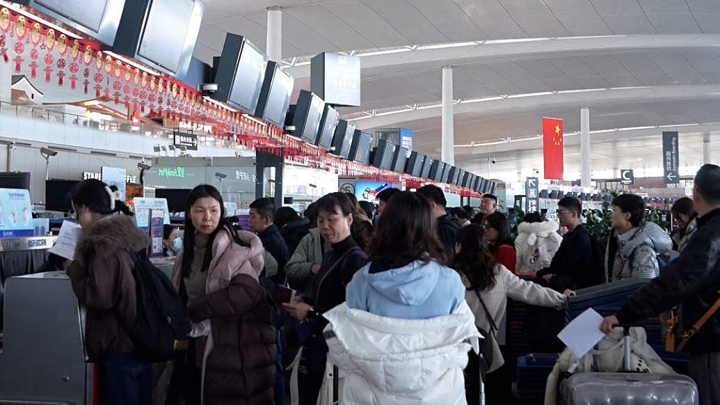 中國(guó)對(duì)加拿大、英國(guó)持普通護(hù)照人員實(shí)施免簽政策，南京祿口迎首批入境旅客