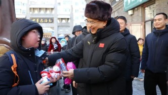 黑龙江省委书记送游客小朋友新年礼物