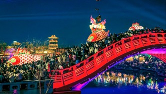 澎湃早晚报｜晚安湃·我和景区隔着人山人海