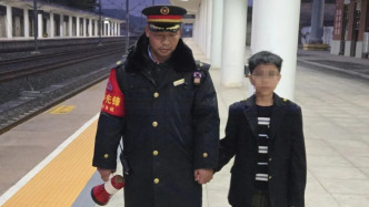 男孩乘坐列车不慎与家人走散，车站和列车工作人员帮寻回