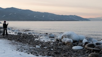 载8名中国游客汽车在贝加尔湖落水，目前仅一名中国游客获救