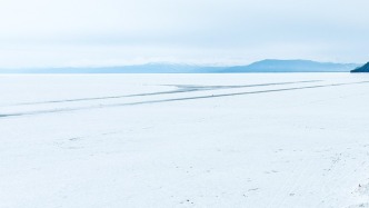 载8名中国游客车辆因冰面破裂沉湖，其中1人逃生7人遇难