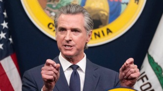 加州州长呼吁美政府立即“连本带利”退还税款