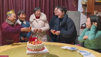 老人熔掉金手镯做成五枚戒指送儿媳、女儿，孙女：奶奶说是个念想，家人很感动