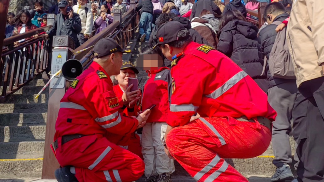 龙门石窟景区人太多一孩子被挤丢，救援队员帮找回后妈妈激动下跪致谢