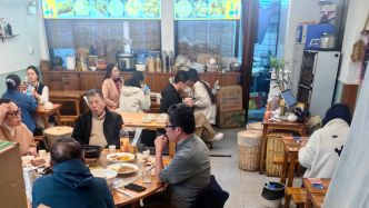 春启新程｜春节里一家亮灯的“烟火小馆”，迎来不少来沪游客