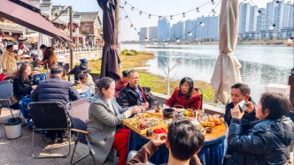 光明日报:年轻人流行“重新养父母”,也是在“养自己”