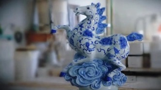 春晚里的青花福马，藏着中式美学的浪漫