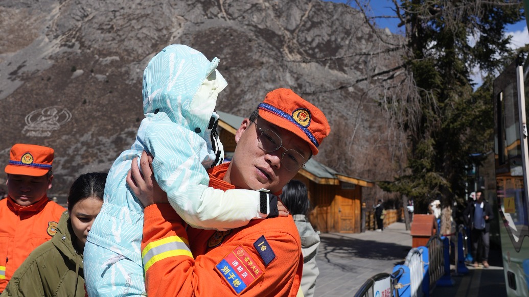 自驾康定木格措，七人团队两人高反一人扭伤手腕，消防紧急救援