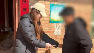 夫妻带一双儿女看望困境中学生，孩子转赠压岁钱传递爱心 