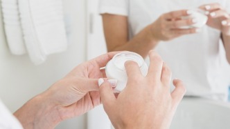 女子称被“半脸试效”后强制消费20万，美容院：正协商处理