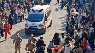 争分夺秒！游客在龙门石窟景区突发疾病，武警与救援队员一路狂奔为救护车开道