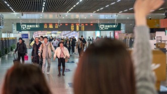 馬上評｜“反向團(tuán)圓”的意義，藏在父母欣慰的笑容里