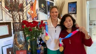 谷爱凌发布会落泪：刚得知外婆去世，我向她保证过会勇敢