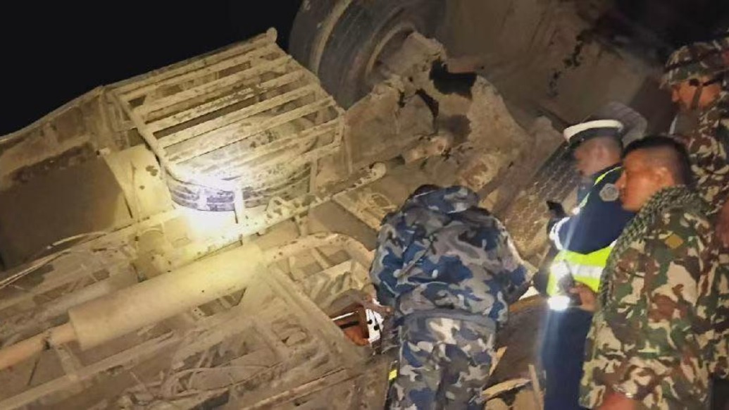 尼泊尔巴士坠河致18人死亡，中国公民1伤1失联