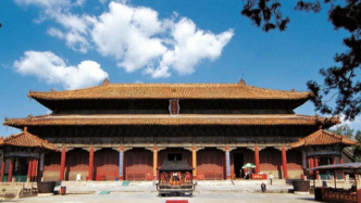 泰山的美景，既有高耸入云的山峰，又有曲径通幽的山路，令人陶醉