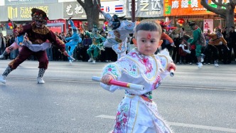 全场沸腾！喀什市社火高能不断，三岁萌娃大秀英歌舞
