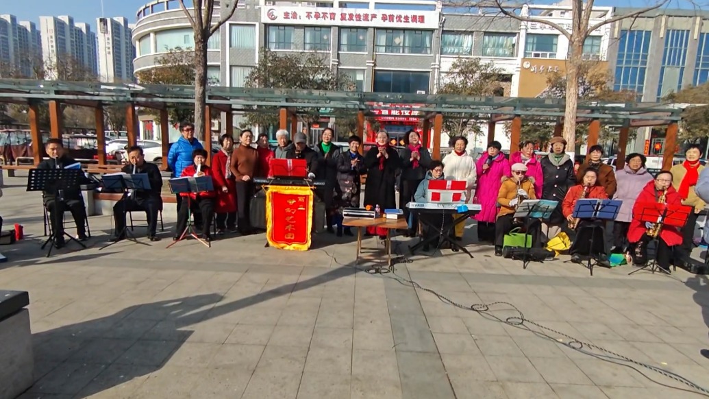 75歲大爺組建超百人藝術(shù)團(tuán)義演：大部分是退休教師，最小的50來(lái)歲