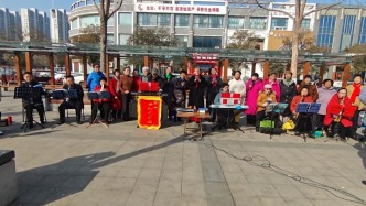 75岁大爷组建超百人艺术团义演：大部分是退休教师，最小的50来岁