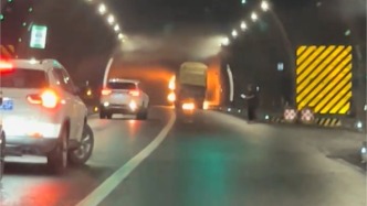 警方通报“京昆高速古家山隧道货车起火”：系自燃，无人员伤亡