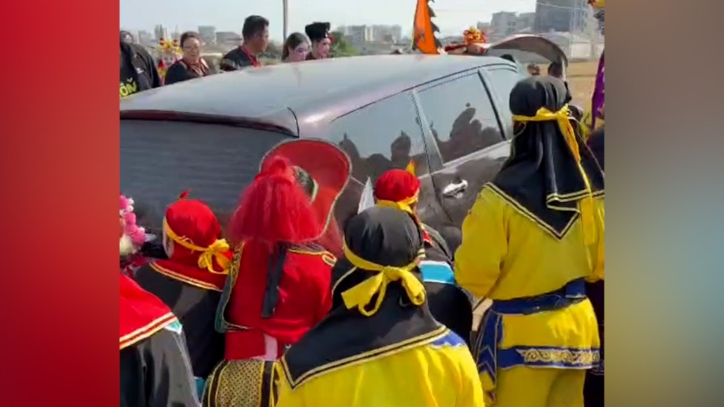 私家車后輪不慎卡水溝里，英歌隊(duì)隊(duì)員抬車救援
