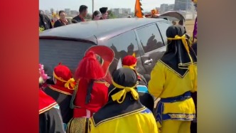 私家車后輪不慎卡水溝里，英歌隊(duì)隊(duì)員抬車救援
