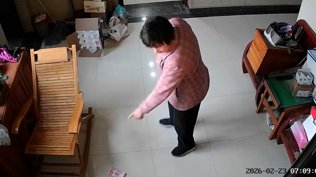 万元现金遗落门口,保洁阿姨发现后敲门提醒失主