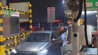 春节高速免费最后一秒，驾驶员极限卡点“丝滑”通过