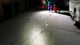 女生雪山徒步失联在牛棚被找到，乡政府：身体无大碍