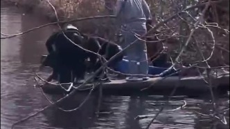 聚餐时听闻有人落水，一家子丢下碗筷飞奔救人