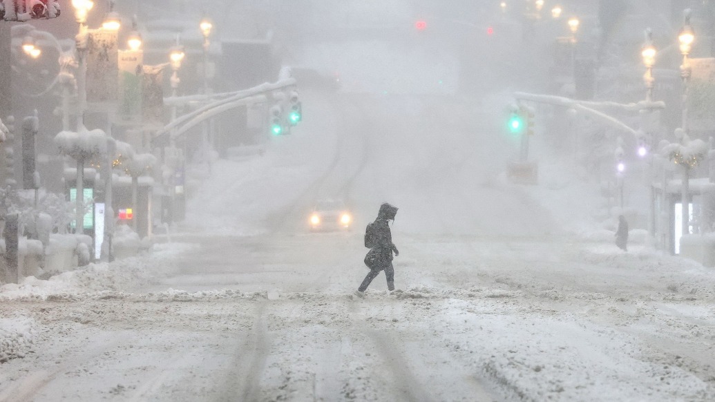 第1现场｜暴雪肆虐美国，7个州进入紧急状态，纽约成“孤城”