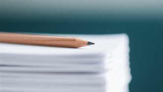 中央党的建设工作领导小组召开会议，研究部署树立和践行正确政绩观学习教育工作