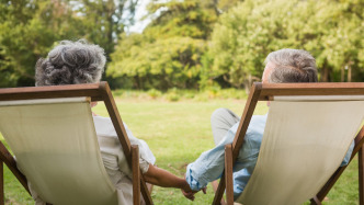 国常会：研究推进银发经济和养老服务发展有关工作