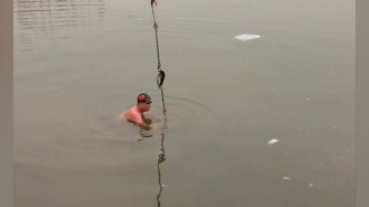 男子潛水協(xié)助救援墜河私家車：純幫忙，我是冬泳愛好者