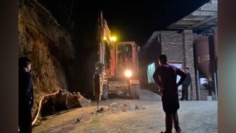 狗狗掉進排水管道，主人找挖機營救：養(yǎng)了14年，它是家里的一分子