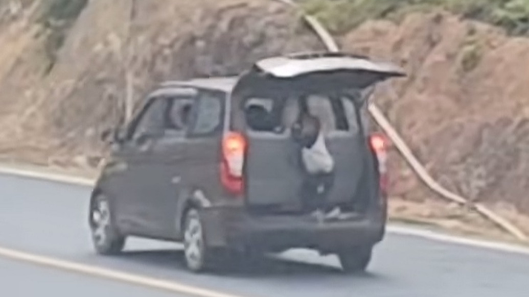 行駛的面包車尾門未關(guān)兒童在后備廂玩耍，廣東豐順交警：找到司機會批評教育