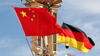 何立峰會見德國經(jīng)濟(jì)代表團(tuán)