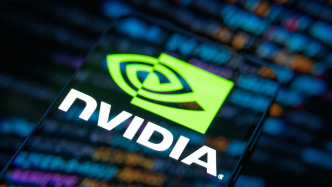 英伟达业绩打破AI焦虑：上财季营收增超七成，黄仁勋称代理式AI的拐点已来，客户正加大对算力投资