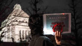 高市向自民党议员发放近千万日元礼品，引发在野党和民众批评