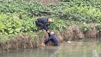 去健身中心的路上，七旬退伍老兵救下八旬落水老人