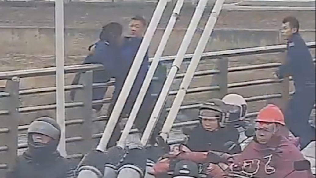 为他的机智点赞！民警脱下警服假装“路人甲”，救下轻生女孩