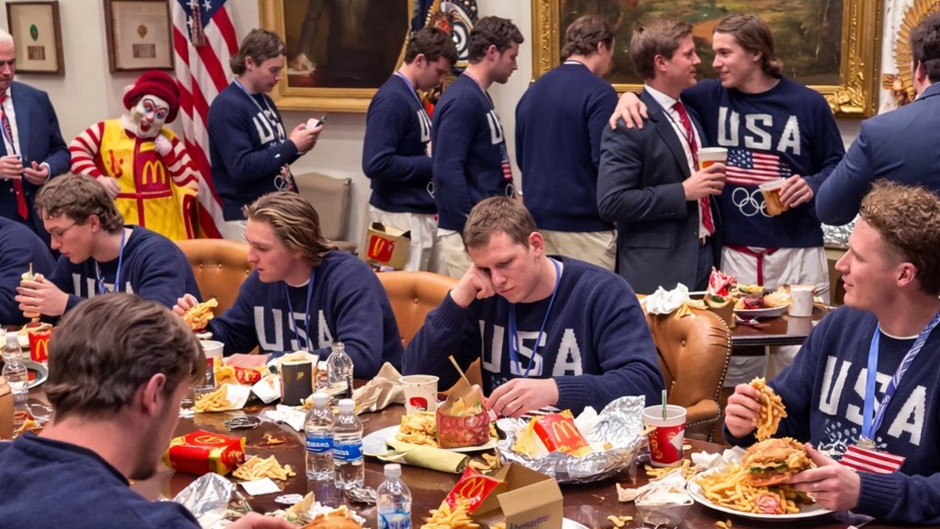 特朗普白宫设宴,请美国男子冰球队吃麦当劳